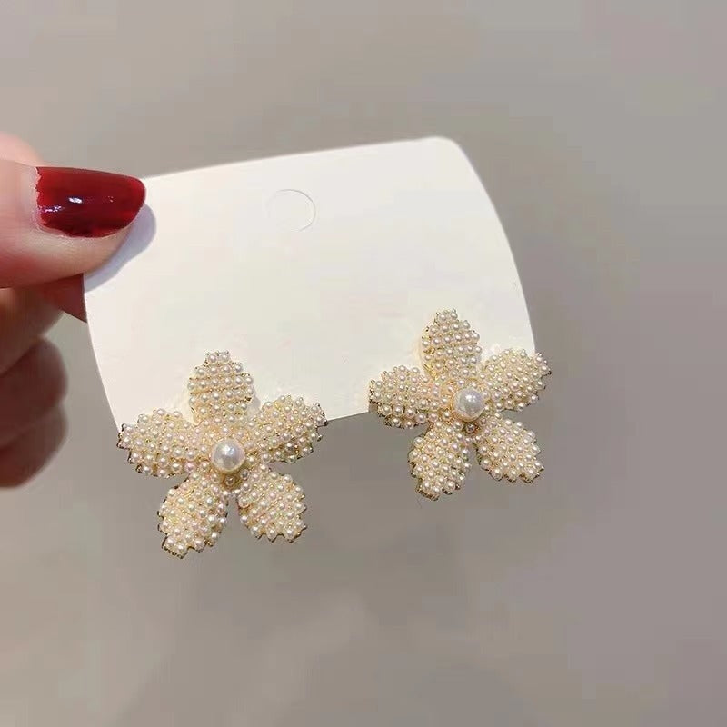 THALIA | GOLD STUD EARRINGS WITH PEARLS