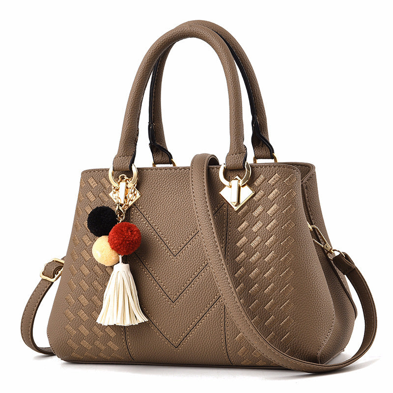 KALLIOPE | TRAPEZE BAG WITH HERRINGBONE PATTERN – POMPOM