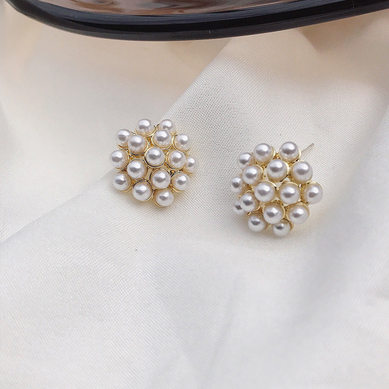 THALIA | GOLD STUD EARRINGS WITH PEARLS